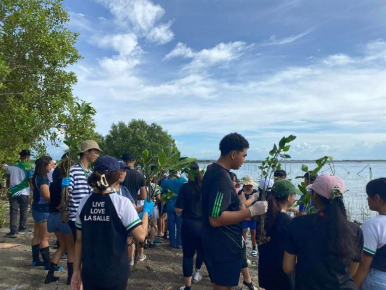 Metro Third District Office goes Magrove Planting!