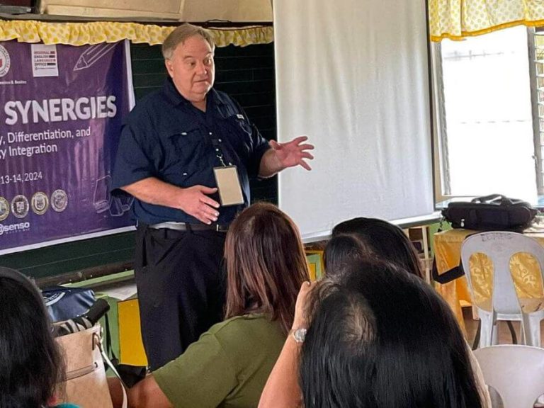 Unveiling Synergies workshop at E.B. Magalona Elementary School, led by U.S. Embassy - RELO trainers Jeff Wheatley and Steve Wachter.