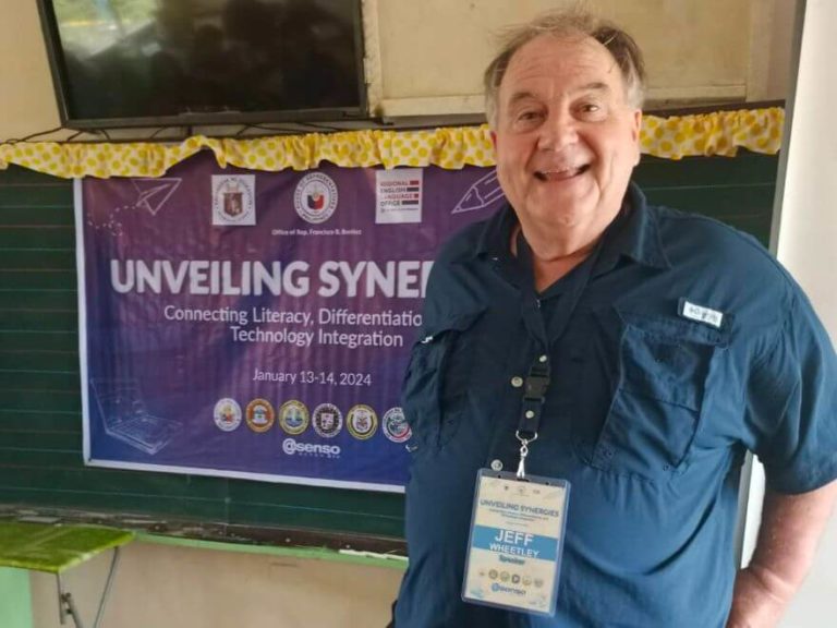 Unveiling Synergies workshop at E.B. Magalona Elementary School, led by U.S. Embassy - RELO trainers Jeff Wheatley and Steve Wachter.